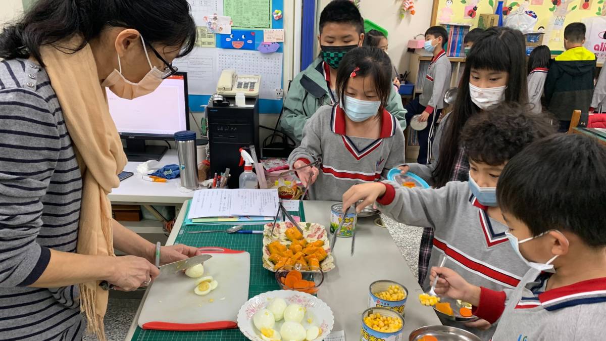 「111學年度校園健康主播競賽」-第五名-臺南市新化國民小學 中年級「健康吃 讓眼睛更健康」課程

「111學年度校園健康主播競賽」第五名臺南市新化國小校園內環境優美，學生們與大自然共學，享受其中，然而眼睛是靈魂之窗，當視力因3C產品、生活習慣改變而受到影響，該如何保持孩子們的良好習慣以及對視力保健的正確認知呢？臺南市新化國小訓練校園健康主播，內化知識並培養推廣能力，加上注重親子共學、家校合作，保護孩子們的視力，更許孩子們一個充滿綠意、生機的童年。

採訪：臺南市新化國小林佳慧校長、
             林佩瀅組長、李育玲老師、
             蔡惠菁護理師、203班生嚴柏淵、
             吳昀蓁、游語歆、
             401班生林子淵、405班生林品靚
