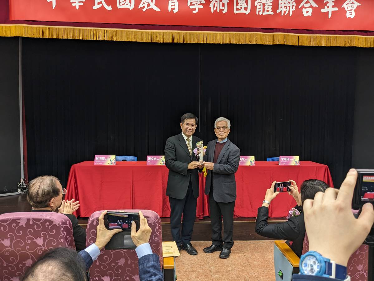 教育部部長潘文忠頒發木鐸獎給中正大學教育學研究所教授林明地