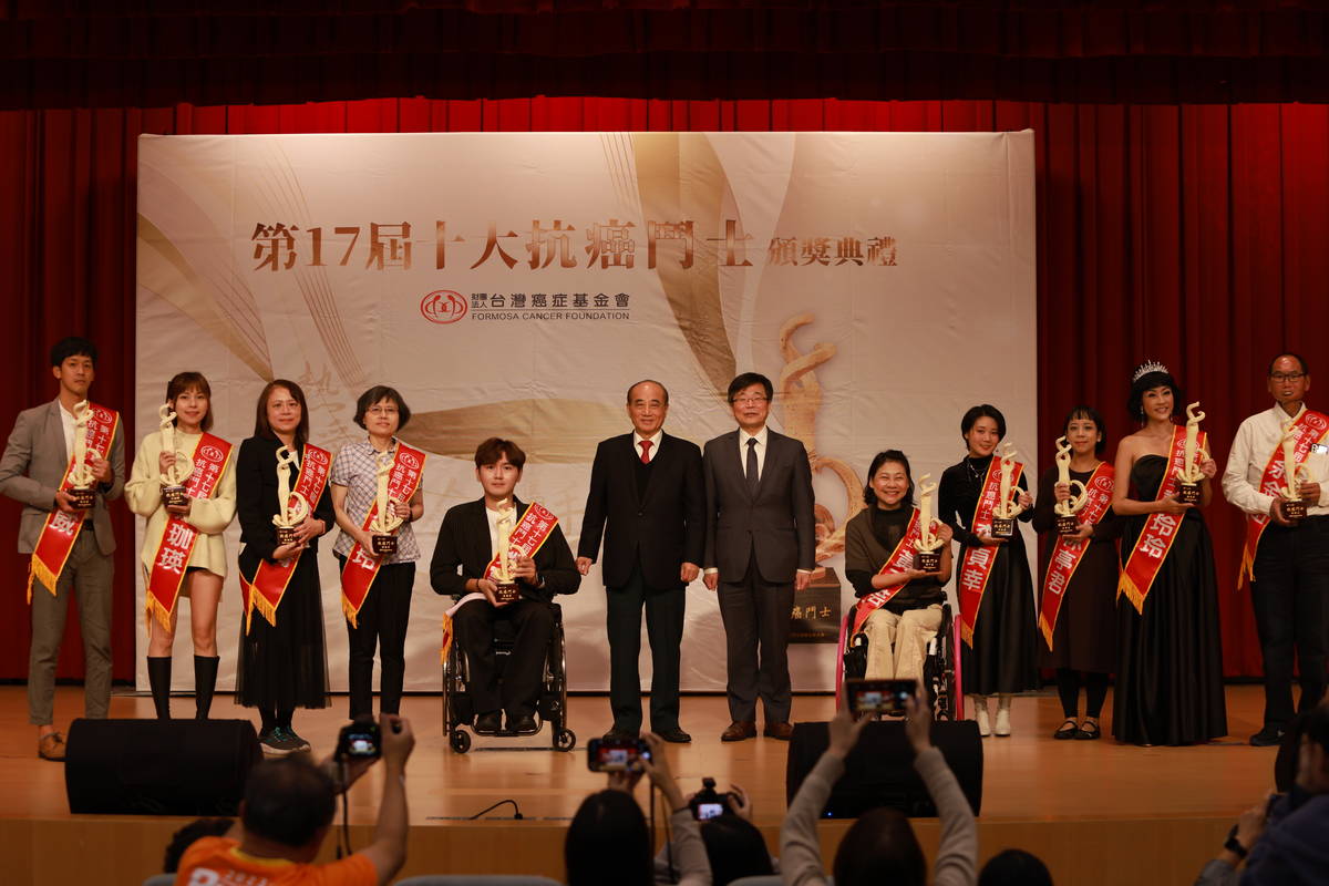 第十七屆抗癌鬥士大合照與衛生福利部周志浩次長(中)及台灣癌症基金會王金平董事長(中)大合照