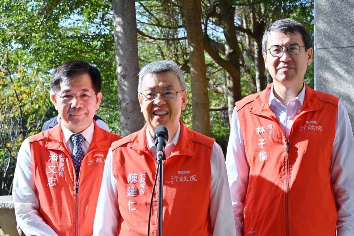 行政院長陳建仁參訪苗栗興華高中社區共讀站，談到醫事人員工作權益時表示，將提供醫事人員更安全、更合理的工作環境。（圖:行政院提供）