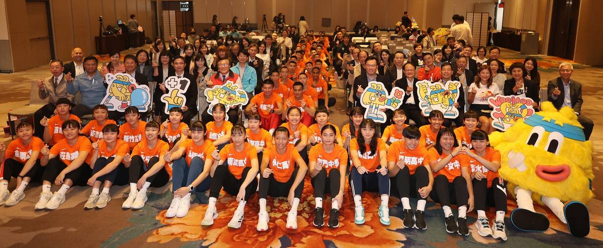 「112學年度高中籃球甲級聯賽HBL」開賽記者會，各預賽隊伍代表與貴賓大合影 (體育署提供)
