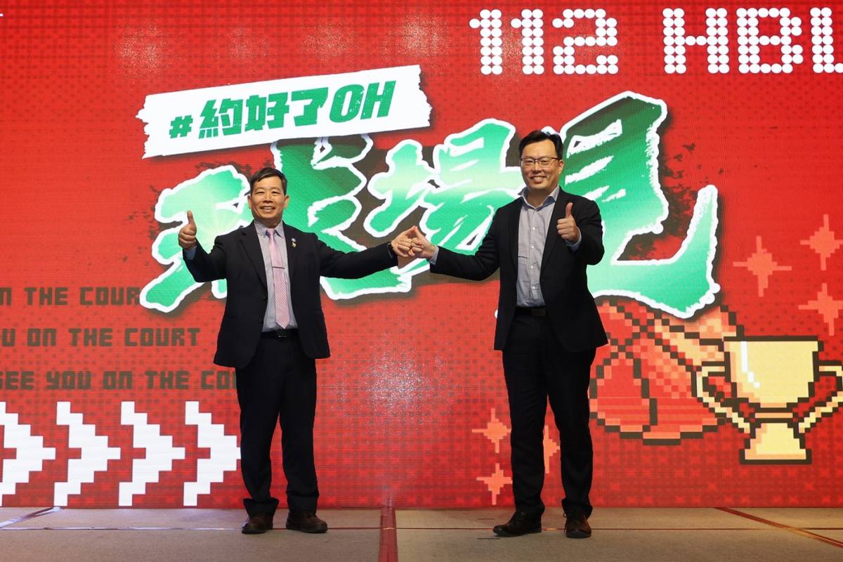 「112學年度高中籃球甲級聯賽HBL」開賽記者會體育署鄭世忠署長（右）及高中體總胡劍峯會長（左）共同啟動甲級預賽 (體育署提供)
