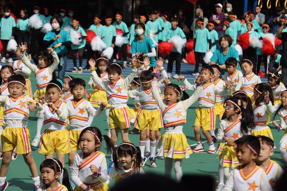 螢橋國小幼兒園小朋友在體育表演會上展現活潑可愛的「一起動一動！」