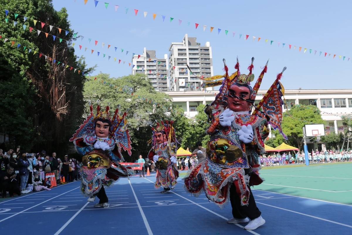 北極星童軍團以電音三太子的熱鬧演出，為螢橋國小送上生日祝賀