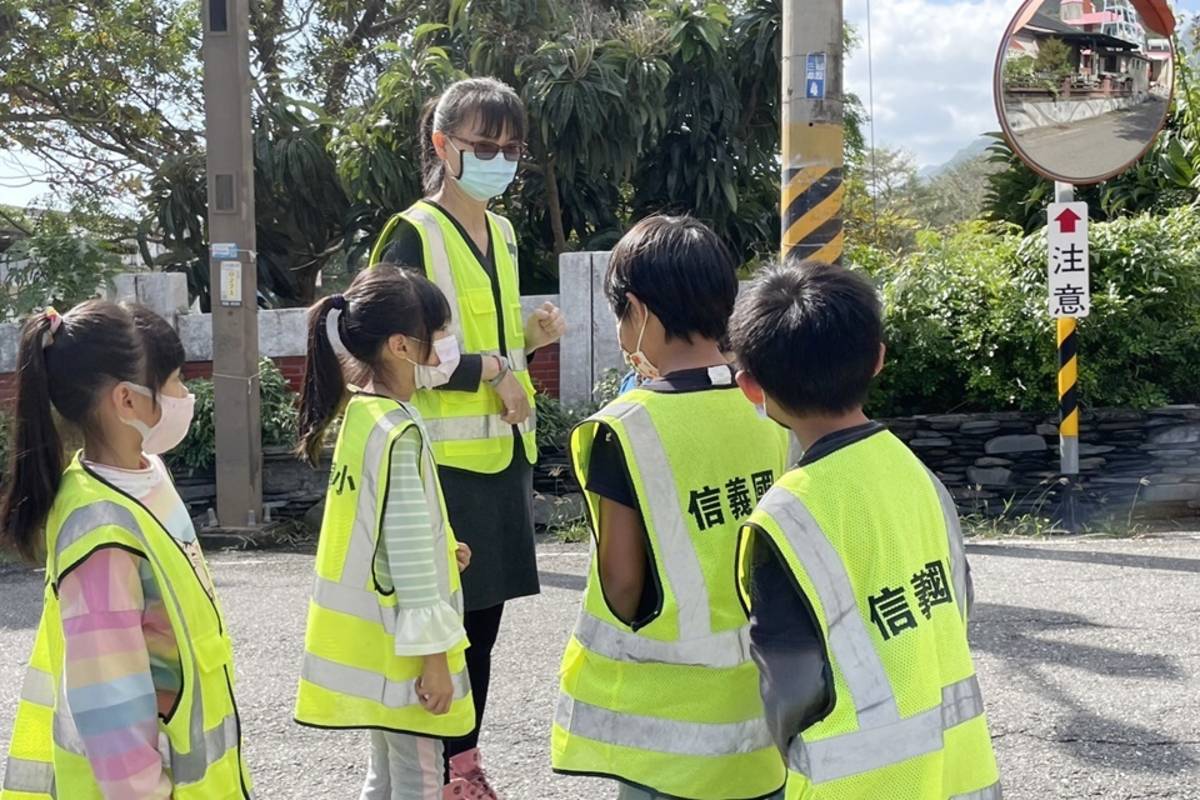 信義國小將交通安全教育視為防災教育中的重要面向。