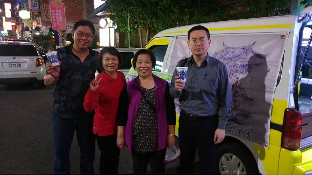 進香咖啡 - 陳俊德醫師右手握，代表當代藝術青花瓷杯