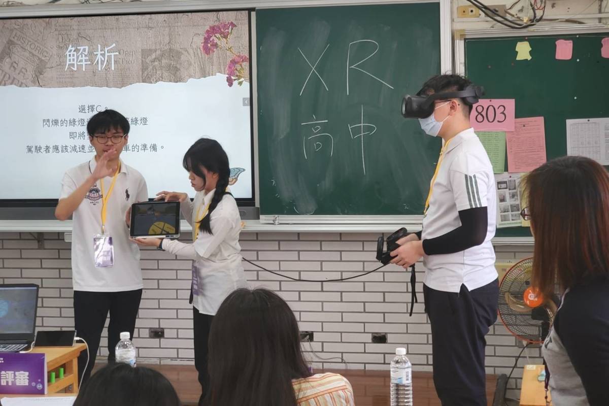 數位實中學生進行XR作品展示