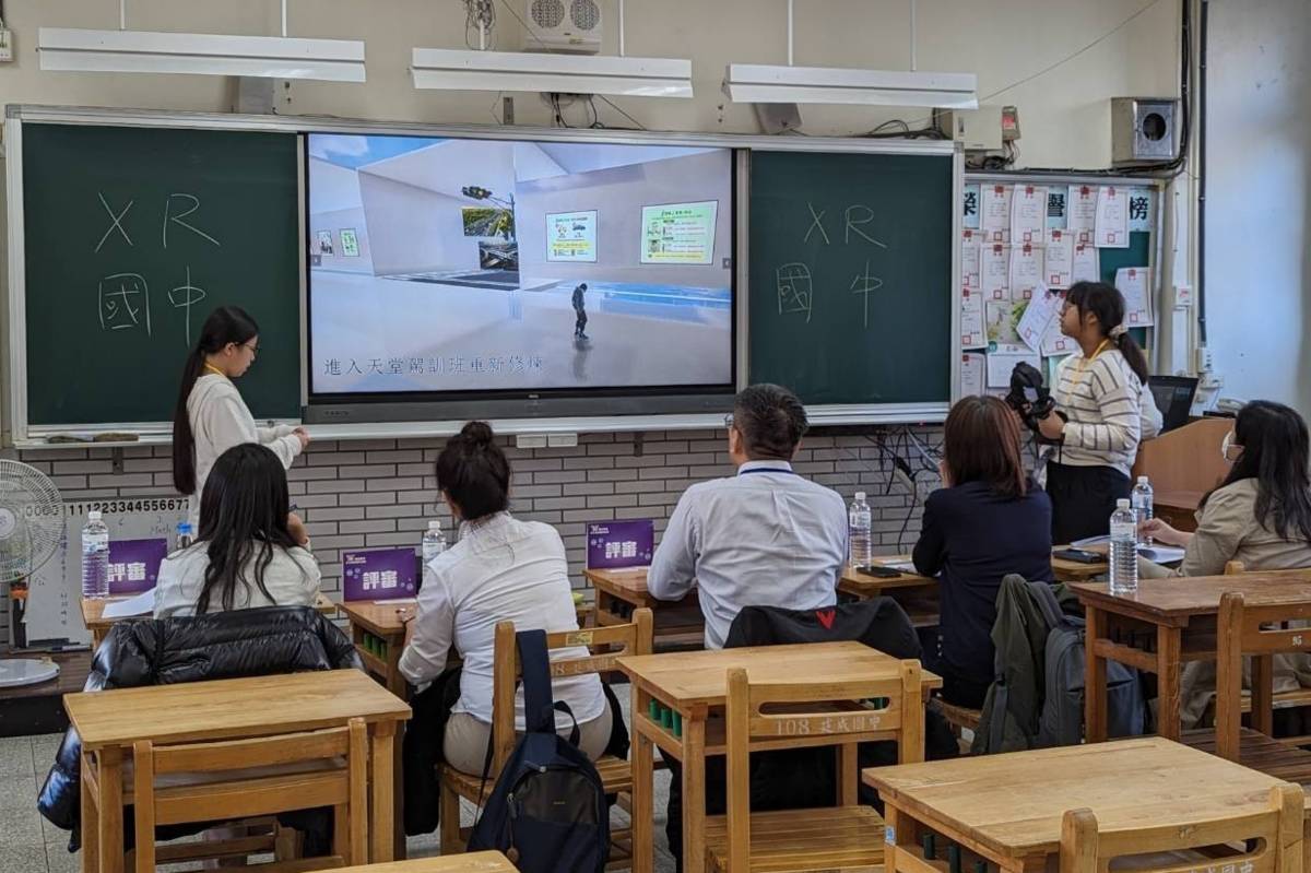 誠正國中學生進行XR作品展示
