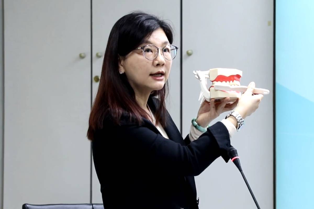 高雄醫學大學口腔衛生學系教授黃曉靈示範貝氏刷牙法