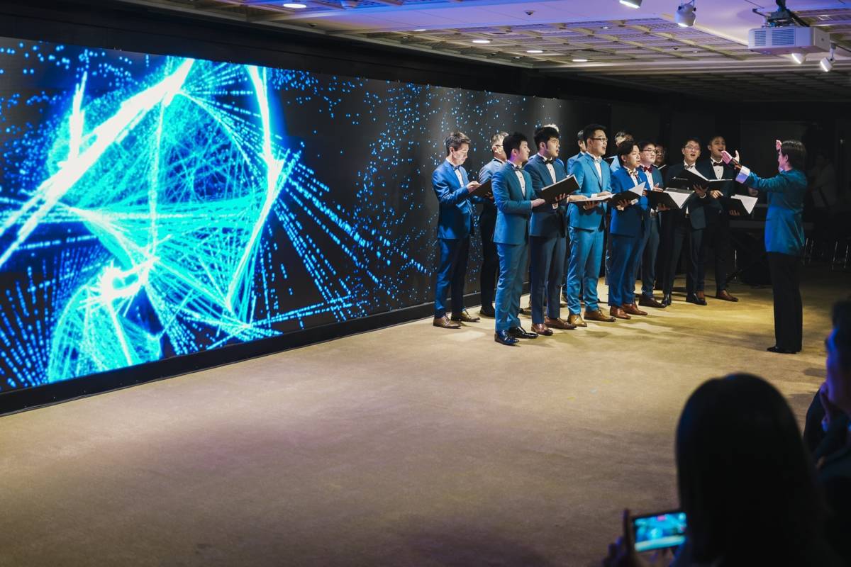 透過5G科技融合拉縴人合唱團聲樂、指揮姿態，結合磅礡可見的音樂展出(資策會提供)