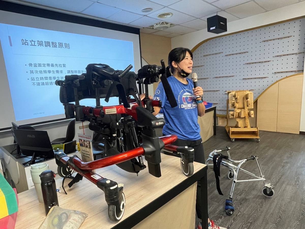 授課講師講解輔具如何操作使用