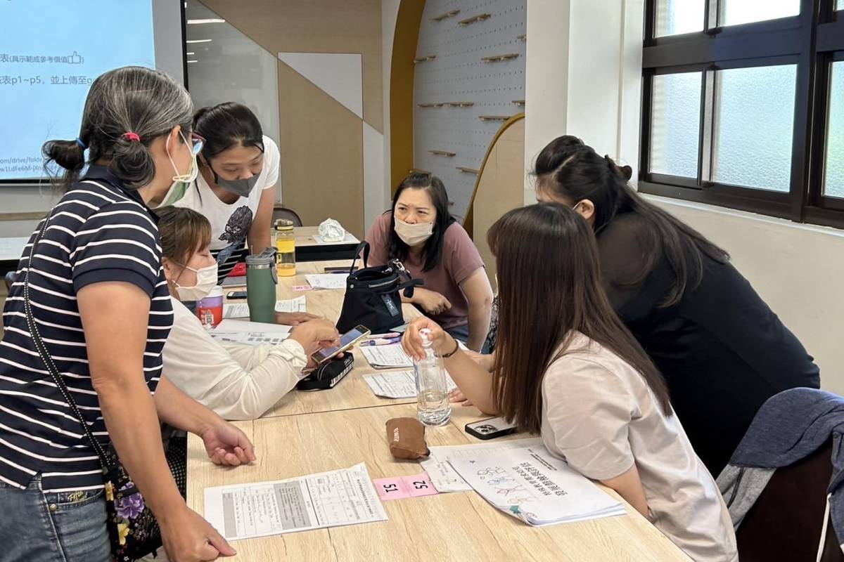 學員針對特教主題進行小組討論