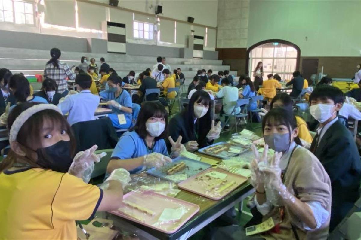 臺日學生分組製作鳳眼糕（圖源：彰化縣政府）