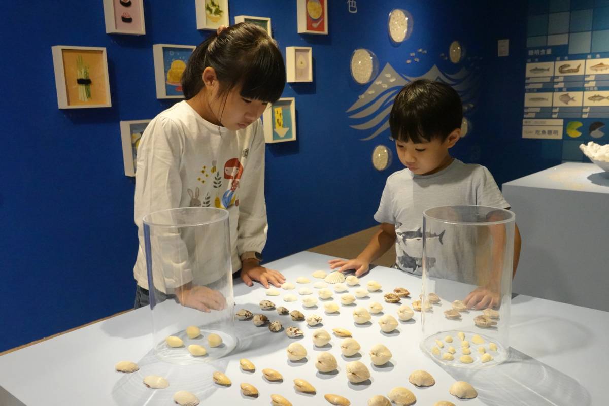 觀展兒童於展區內探索海洋的多元面向