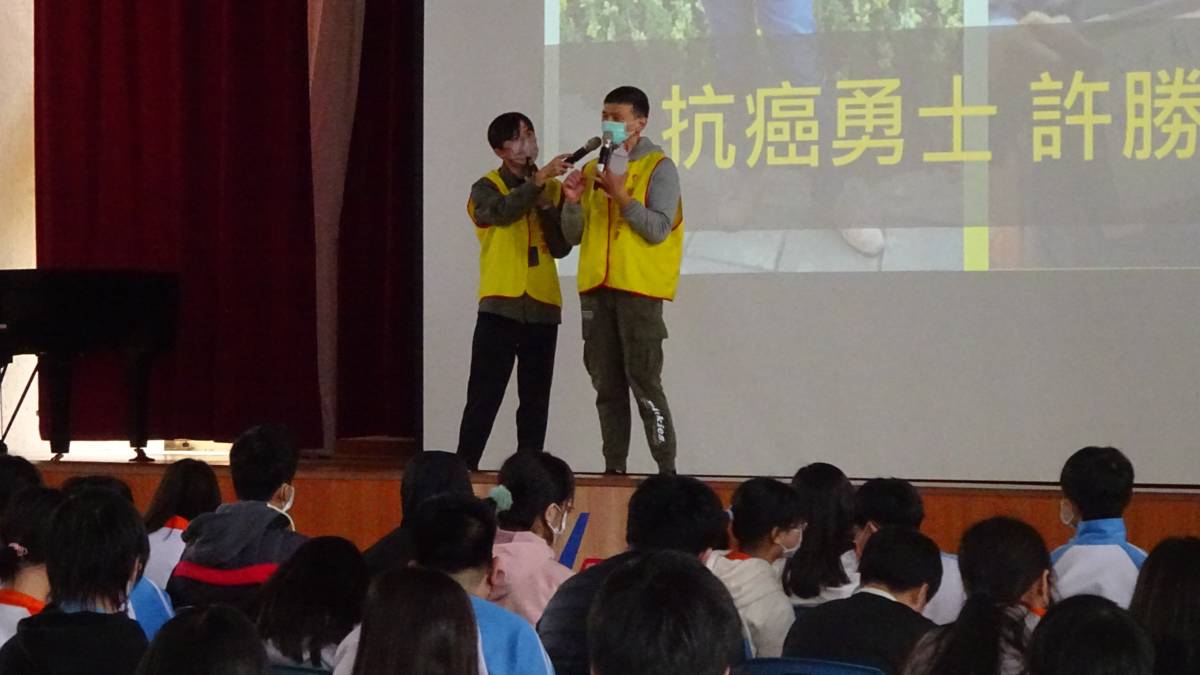 「111學年度健康促進學校輔導計畫前後測成效評價成果報告」-特優-臺北市信義區瑠公國中-作品『無菸無檳，瑠公好青年』運用數位傳播策略減緩菸檳防制知能於假期失落之成效分析-陽光基金會抗癌勇士宣講

獲得「111學年度健康促進學校輔導計畫前後測成效評價成果報告」特優的臺北市信義區瑠公國中，善用數位媒體傳遞健促資訊，建立親師生三方互動橋樑，提升菸檳防制知能，並邀請陽光基金會、醫療單位到校進行演講，使學生能夠更加清楚菸檳所造成的危害，樹立正確觀念並身體力行，一起向菸檳Say No!

採訪：臺北市信義區瑠公國中
              漫安琦校長、王君豪主任、
              劉芯妤組長、
              八年四班黃宣柔、鄭丞堯同學
