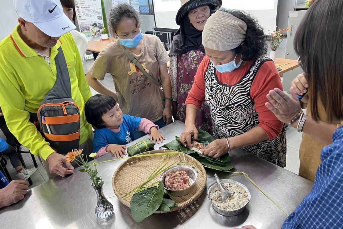 臺東市新園國小幼兒園與社區文建站長者共學做小米粽