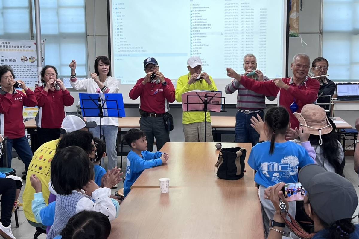 臺東長青陶笛樂團長輩們演奏