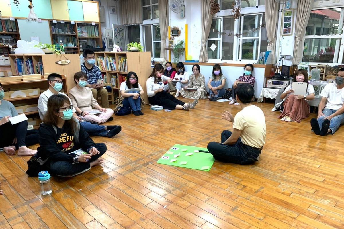 講師為家長建立正確的親職教養觀念，引導理解孩子的情緒，並示範如何處理孩子的情緒