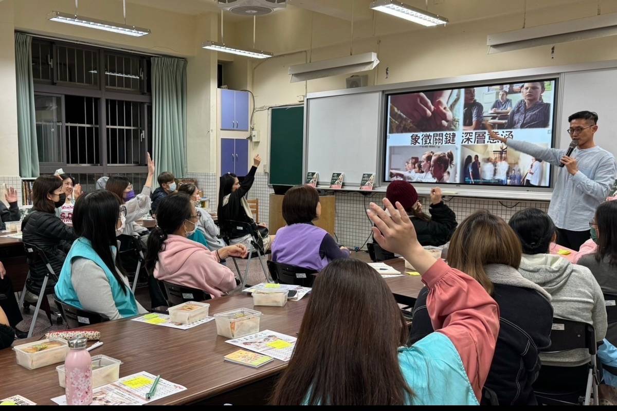 北市忠孝國小陳建榮老師與家長分享如何透過電影觀賞，達到深度對話