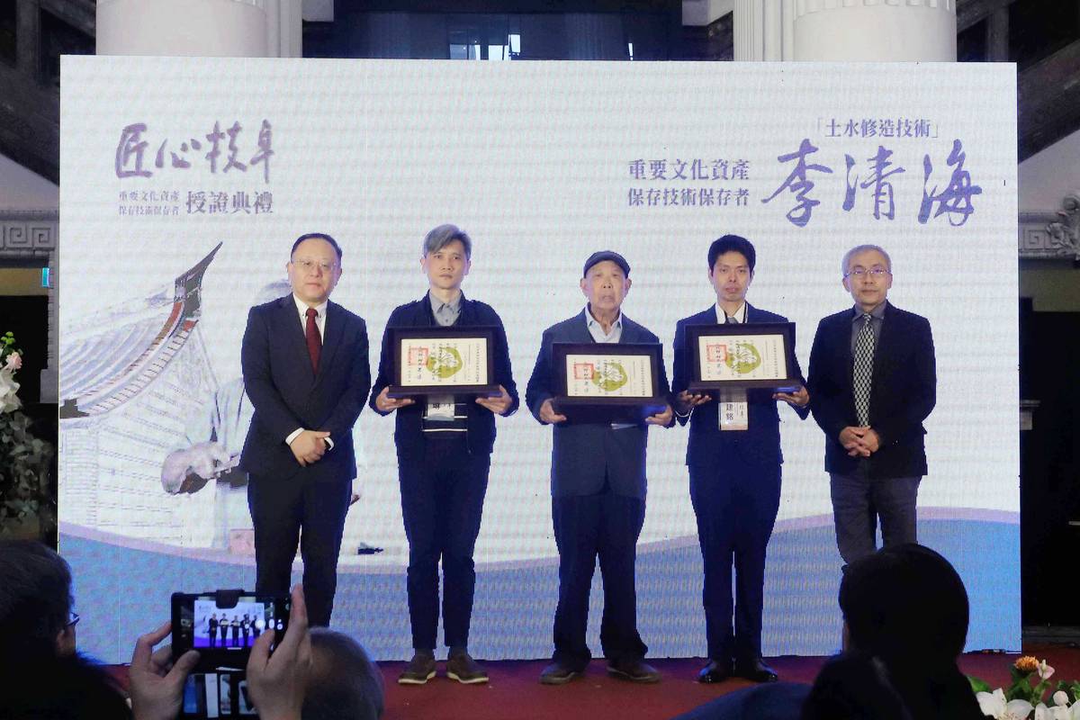 文化部長史哲（左起）、「剪黏泥塑技術」保存者徐明河兒子徐朝琳、「土水修造技術」保存者李清海、「土水修造技術」保存者蘇清良孫子蘇建銘、文化部文資局長陳濟民合影 (文化部提供)