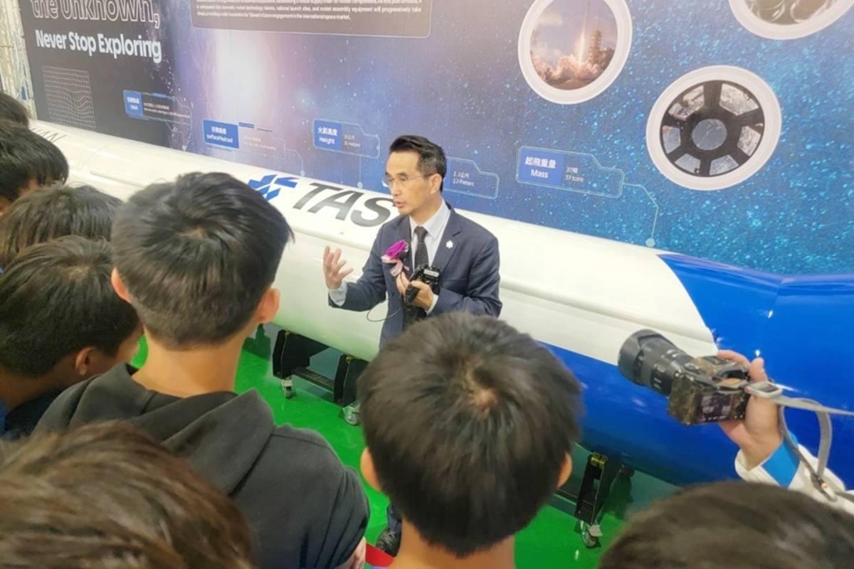 臺東縣太空科學節於國立臺東大學臺東校區登場，國家太空中心主任吳宗信向學生說明導覽。