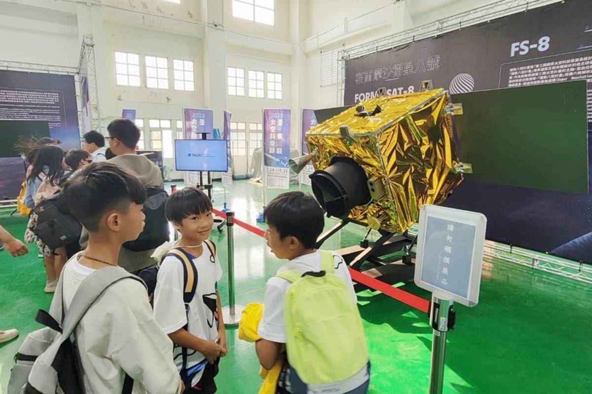 臺東縣太空科學節展示獵風者衛星、福衛八號、B5G低軌通訊實驗衛星與入軌火箭模型，衛偏鄉學子打開太空眼界。