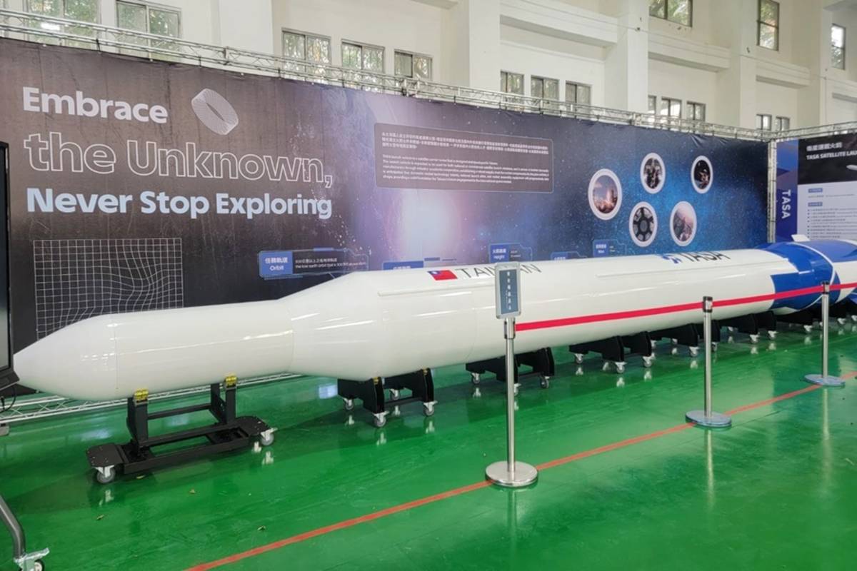 臺東縣太空科學節展示獵風者衛星、福衛八號、B5G低軌通訊實驗衛星與入軌火箭模型，衛偏鄉學子打開太空眼界。