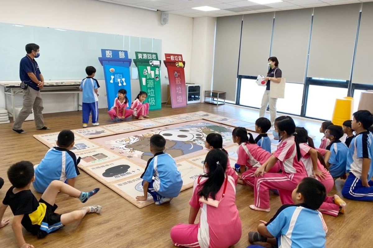 臺東縣環保局設計「滾動淨零綠生活」、「資源回收大富翁」2套教具，將生活中的環境議題融入體驗遊戲。