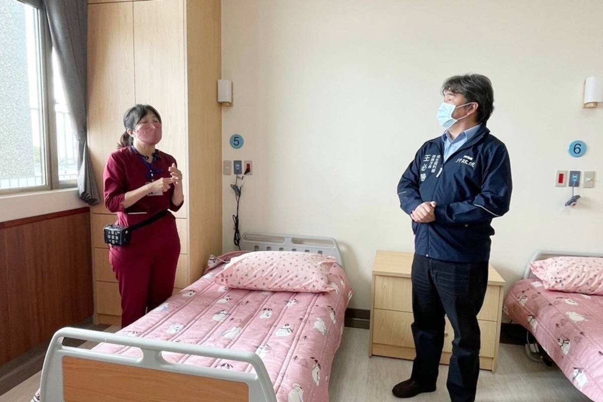 衛福部臺東醫院附設住宿式長照機構竣工落成，衛福部政務次長王必勝(右)參觀設施。