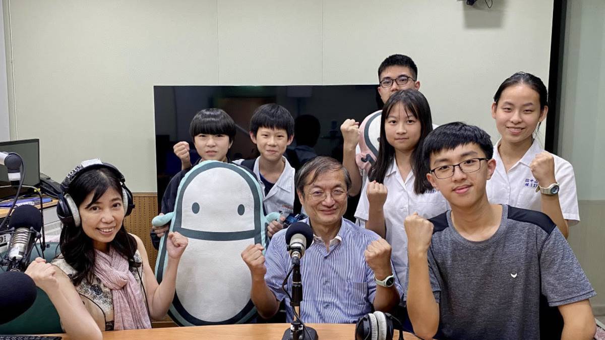 青春創學院節目主持人端端與陳英杰老師及大小幫手們.jpg