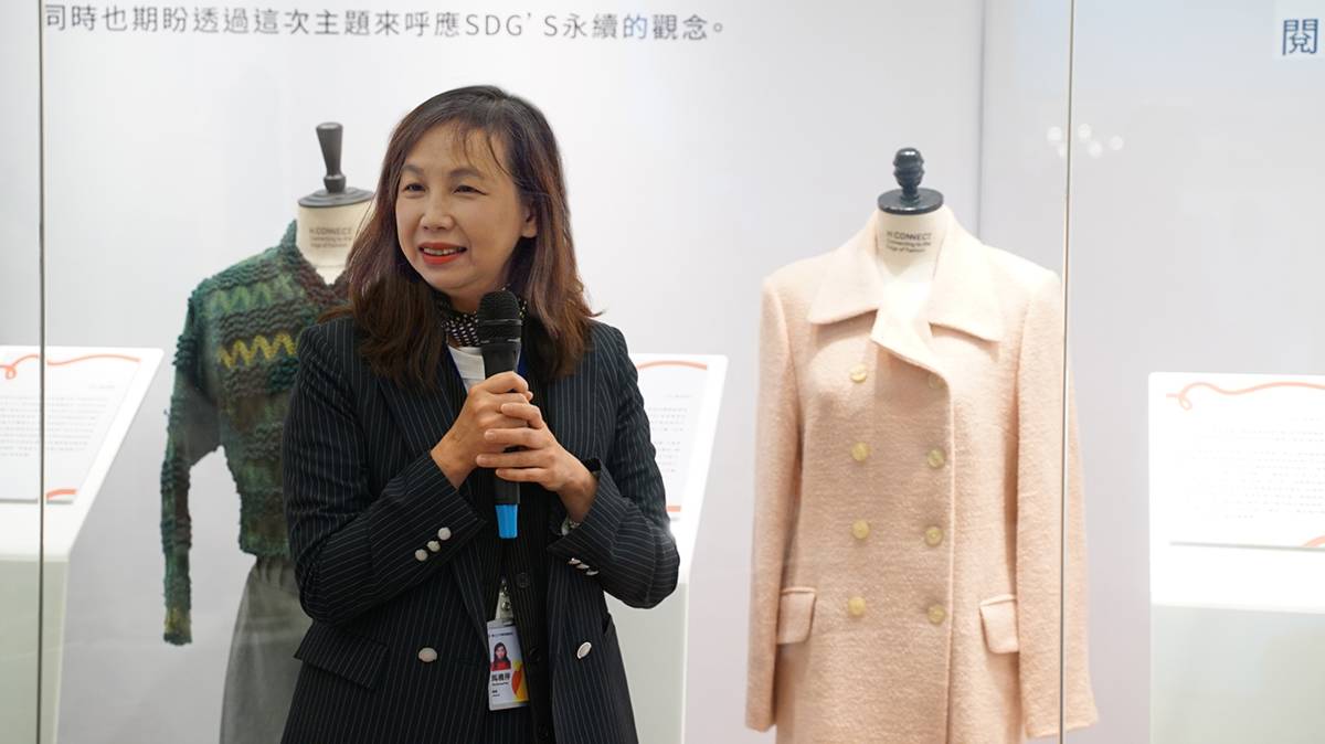國資圖館長馬湘萍為大家介紹她的有故事的衣服