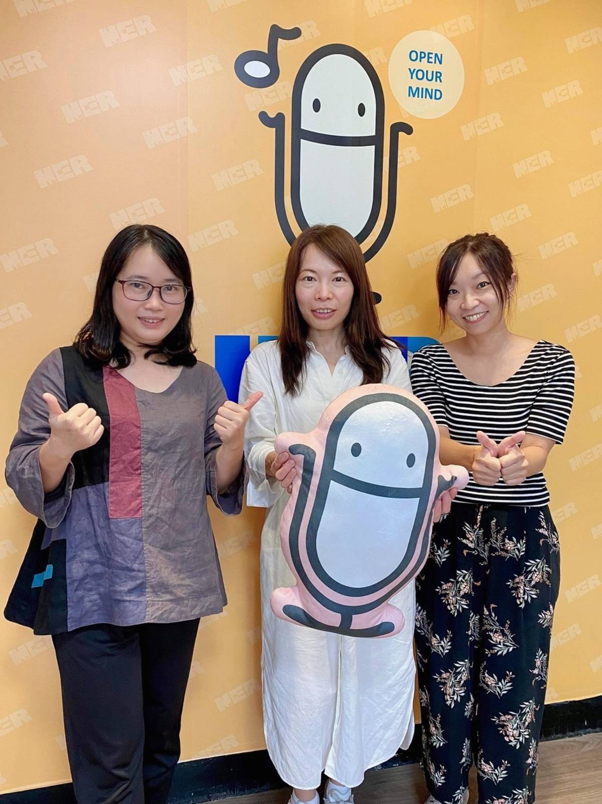 由左至右為主持人梅英、來賓佳佳、主持人米果。