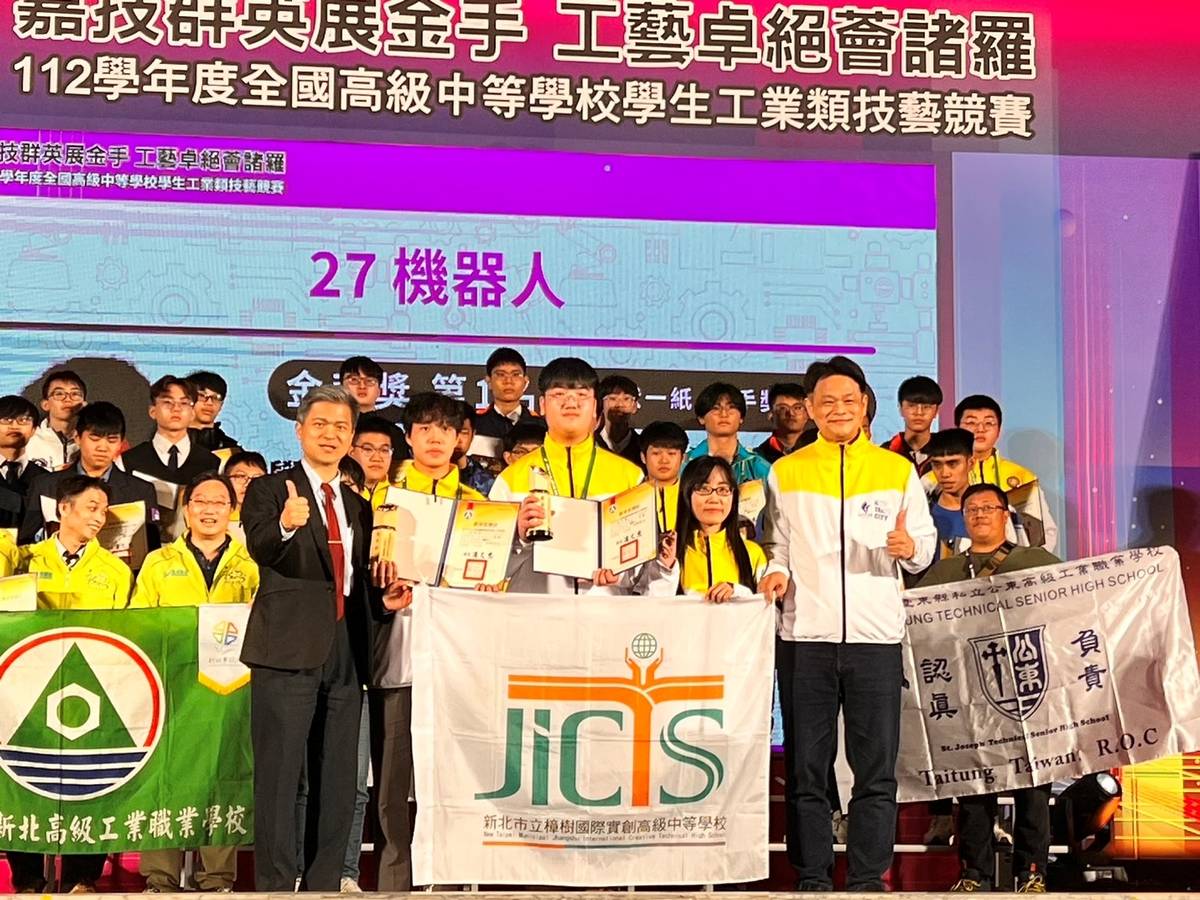 樟樹國際實中康思賢(右)及陳彥慈同學(左)奪得機器人職種全國第一