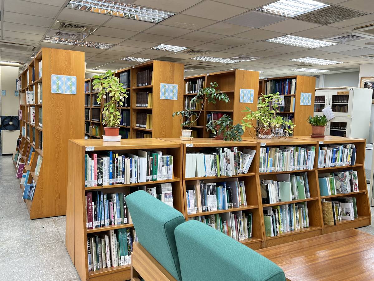 林試所圖書館還有地圖與植物圖譜等，近代的藏書則以林業及自然領域相關書籍為主 (林試所提供)