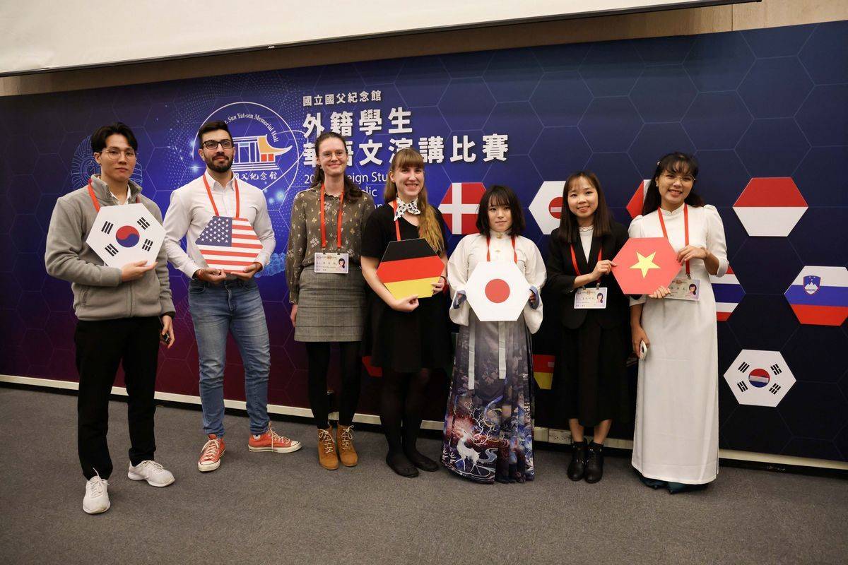 華語文演講比賽現場設計手持的國旗，讓參賽者自由取用拍照合影留念