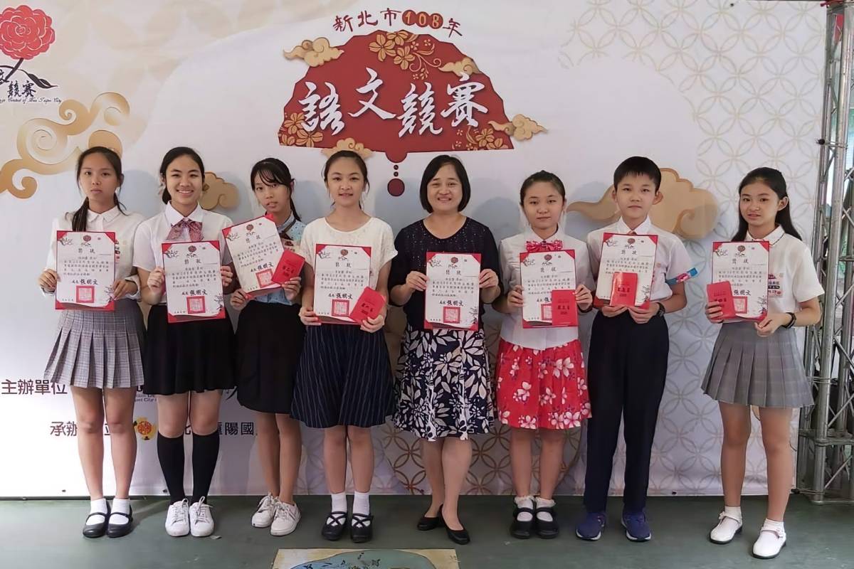 張美蓮（右四）與學生共享語文競賽的榮耀
