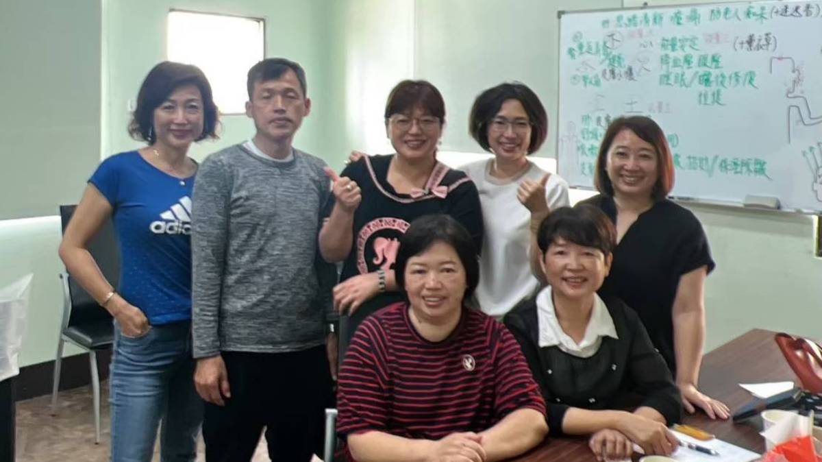 玉杏校長與弟弟、妹妹們相處和樂融融