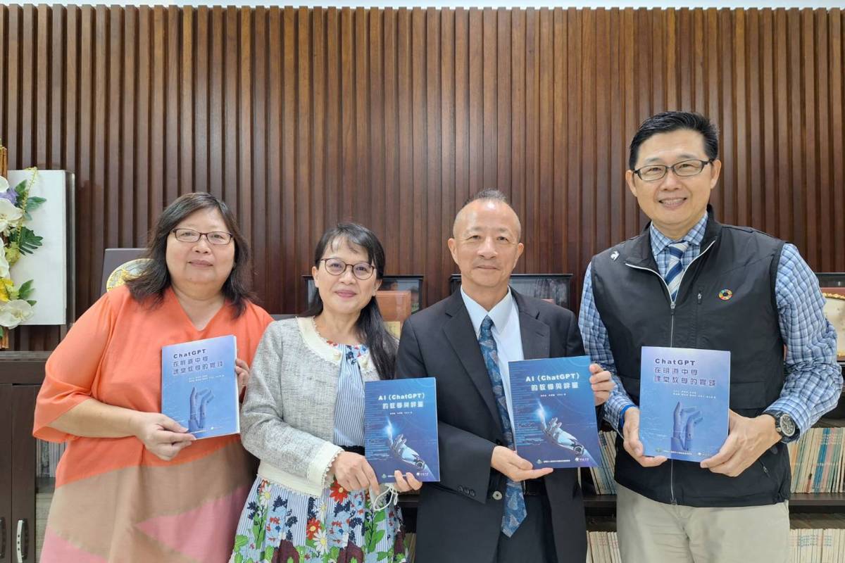 右起：明道中學汪大久校長、南華大學李坤崇副校長、林堂馨博士、明道中學林雯琪副校長