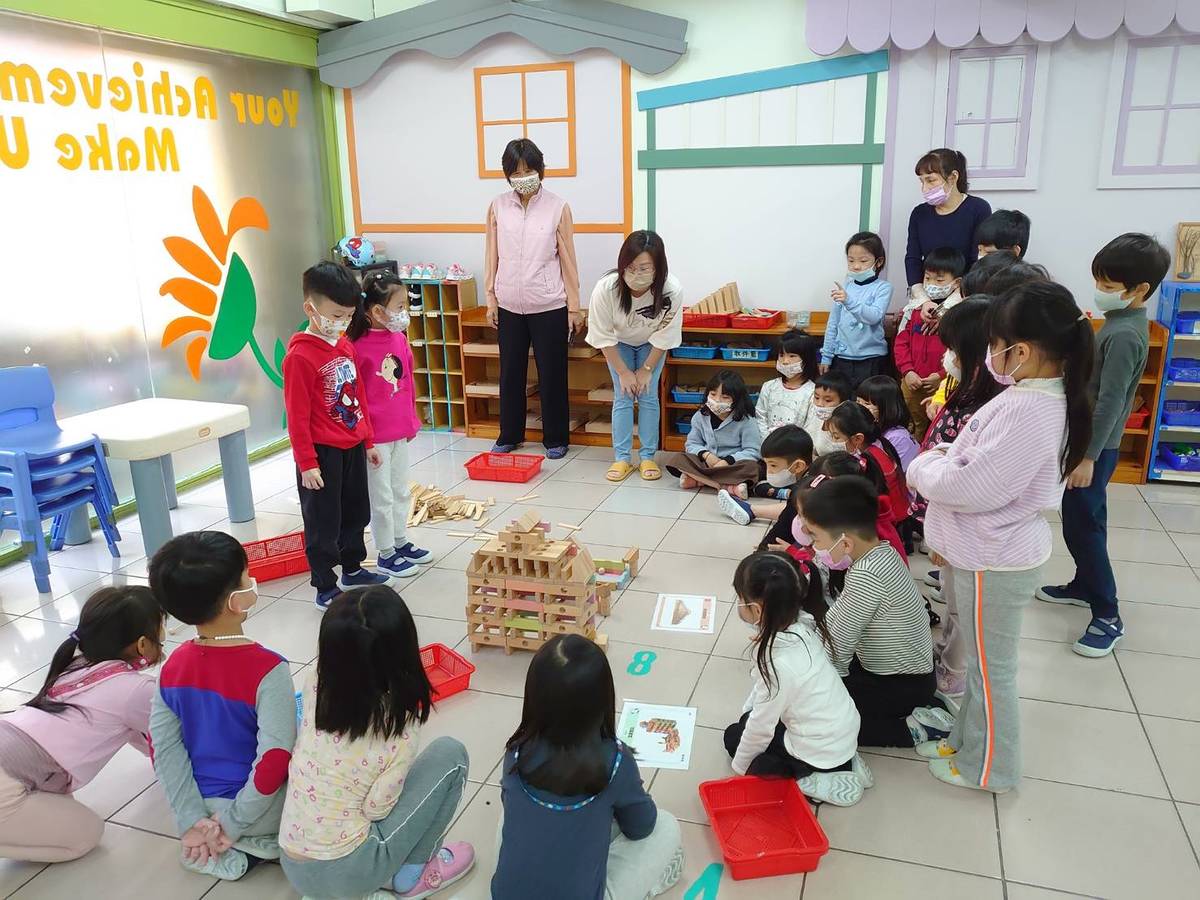 老師與孩子們分享積木搭建