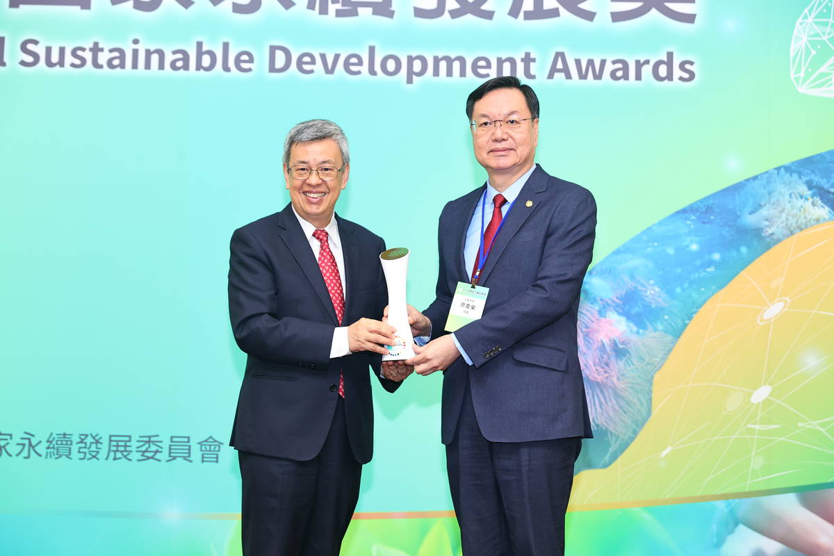 行政院院長陳建仁(左)頒發獎座給元智大學校長廖慶榮。(元智大學提供)