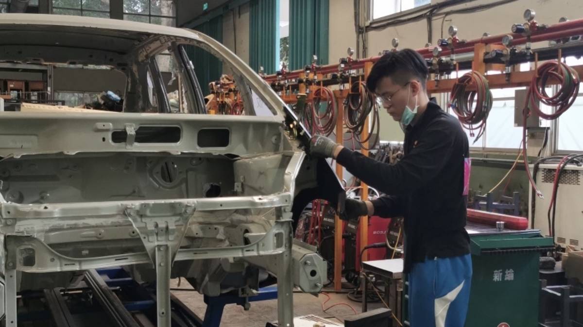 汽車板金金牌方宣又工作照。