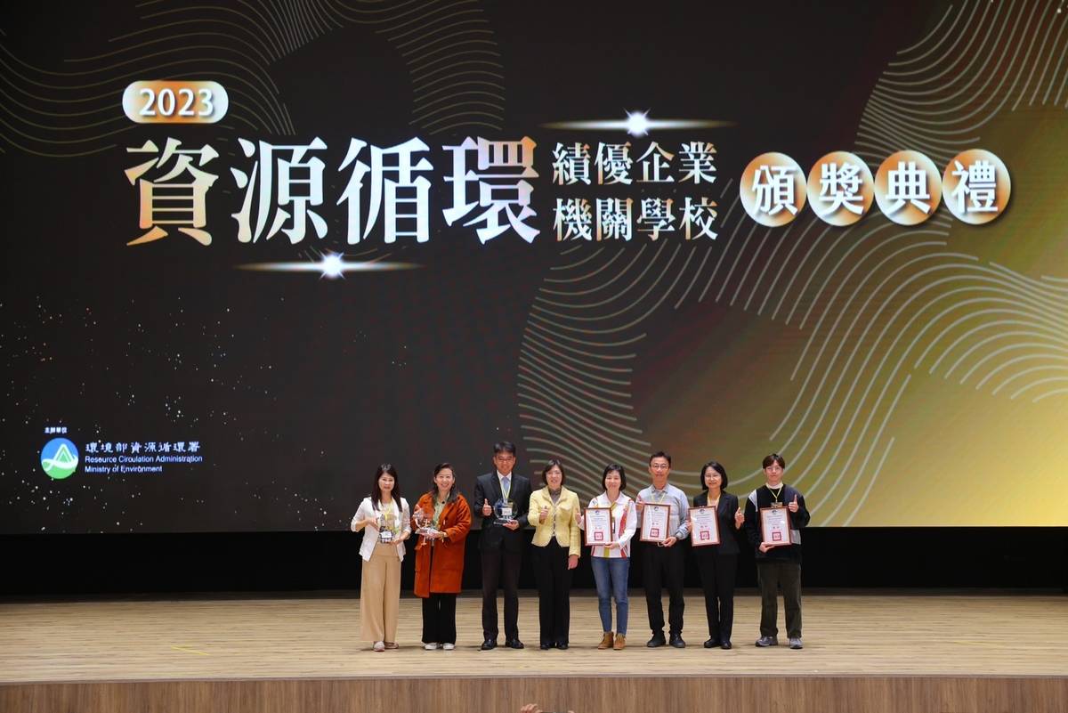 環境部循環署賴瑩瑩署長頒發動力發展組獲獎單位(環境部提供)