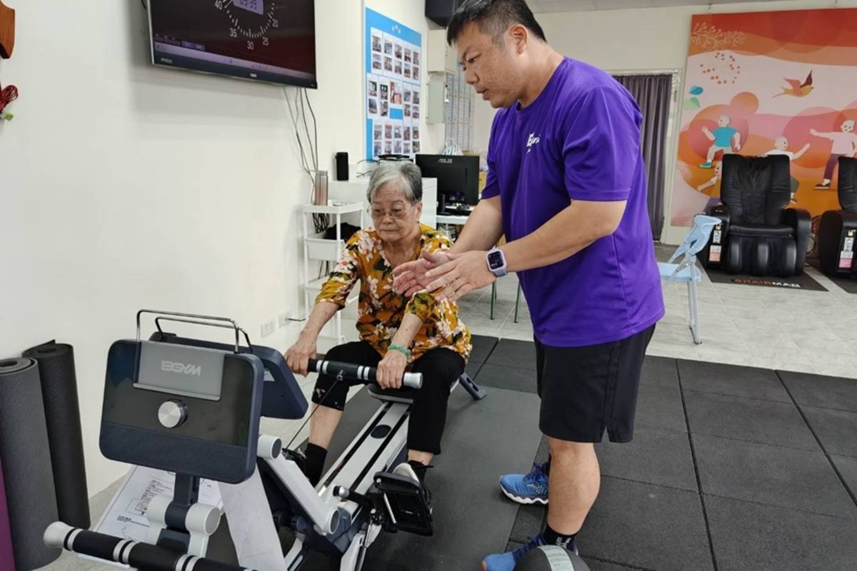 阿嬤在老師指導下運動