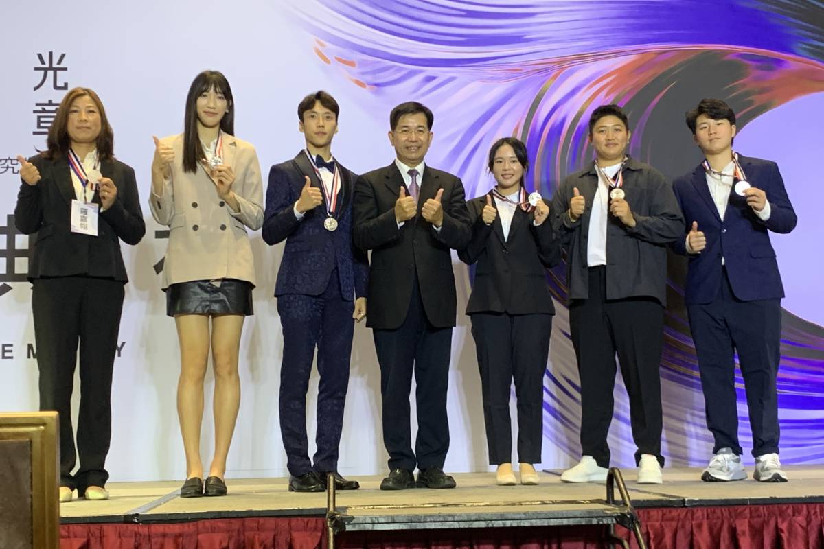 教育部潘文忠部長(中)與獲獎選手合影