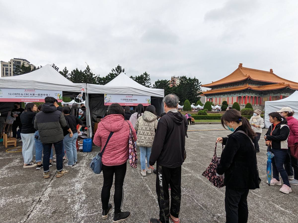民眾排隊等著要體驗麥寶電波錄音