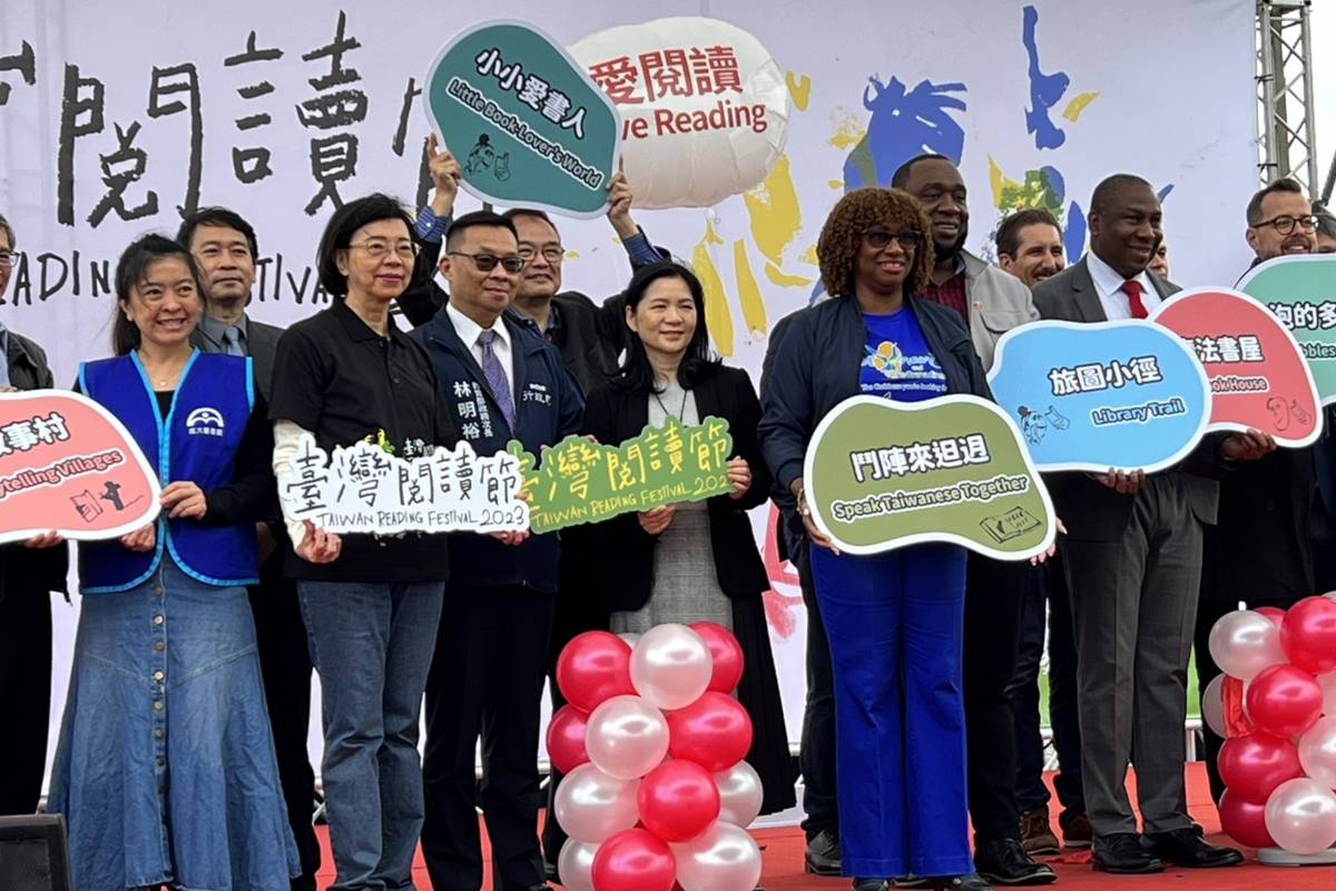 112年臺灣閱讀節「歡樂閱讀嘉年華」開幕典禮，齊聚國內外貴賓和愛好閱讀者