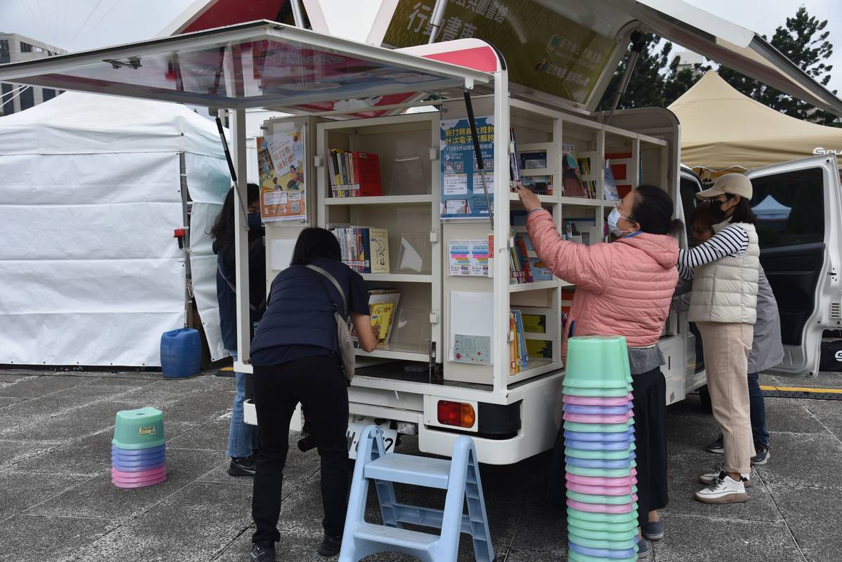 圖書館行動書車開往中正紀念堂臺灣閱讀節