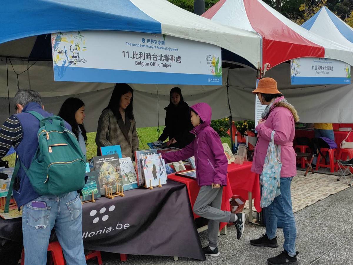 比利時臺北辦事處展出法語區最佳繪本、漫畫、歷史、藝術文化等各類書籍