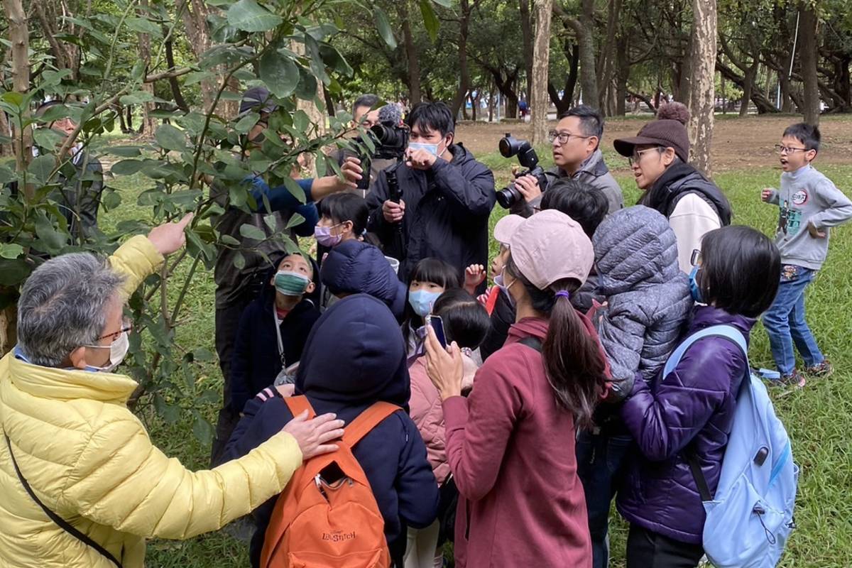 蝦子哥哥（林伯頤講師）帶領民眾認識四號公園生態

