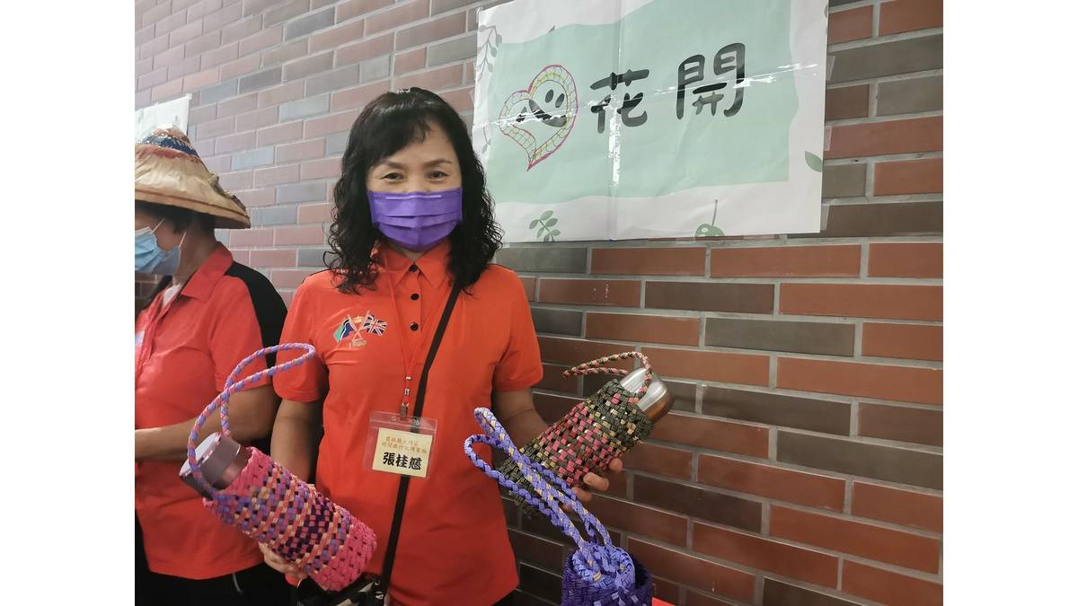 心花開，社區志工，展示自製藝術品